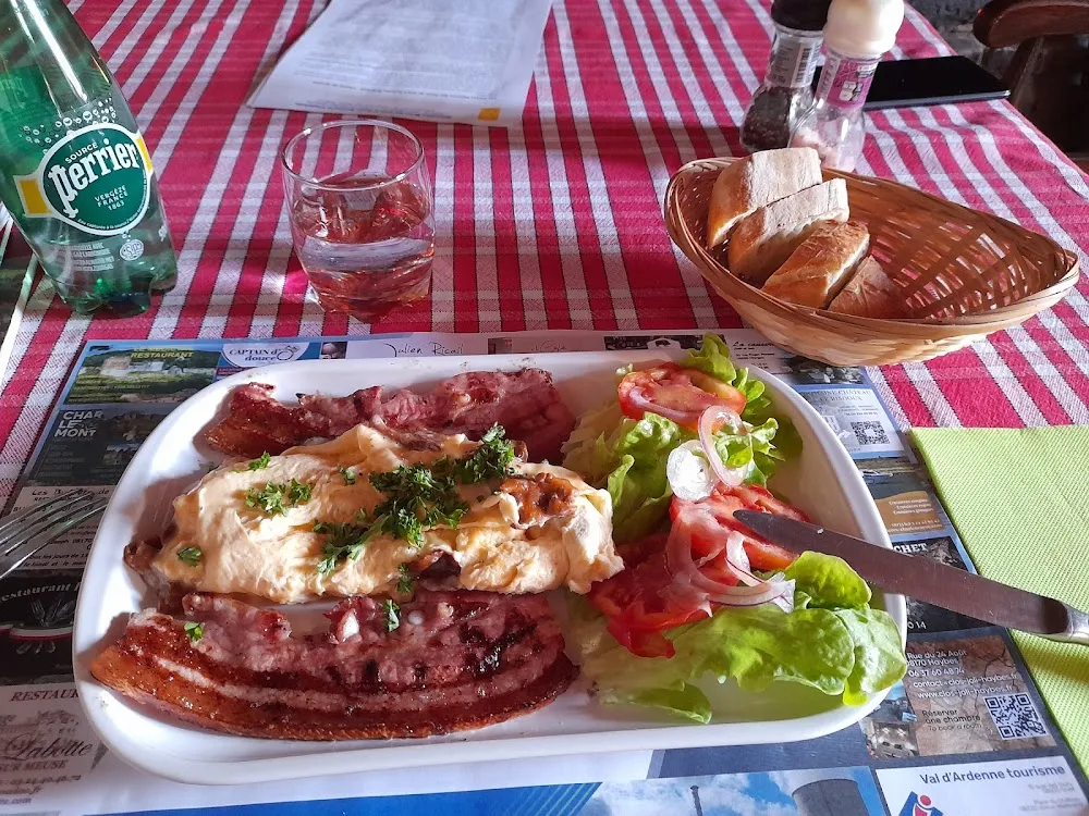 Omelette Aux Champignons Et Lard Cuit Au Feu de Bois